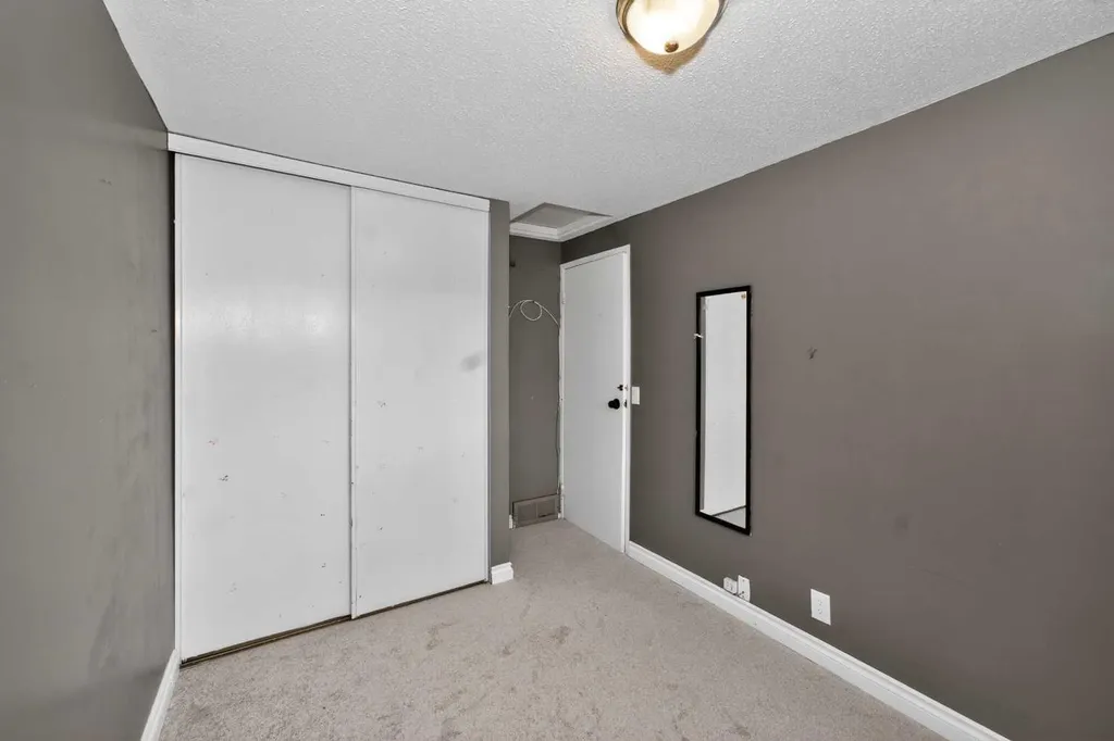 10 Falconer Terrace NE Calgary AB T3J 1W4