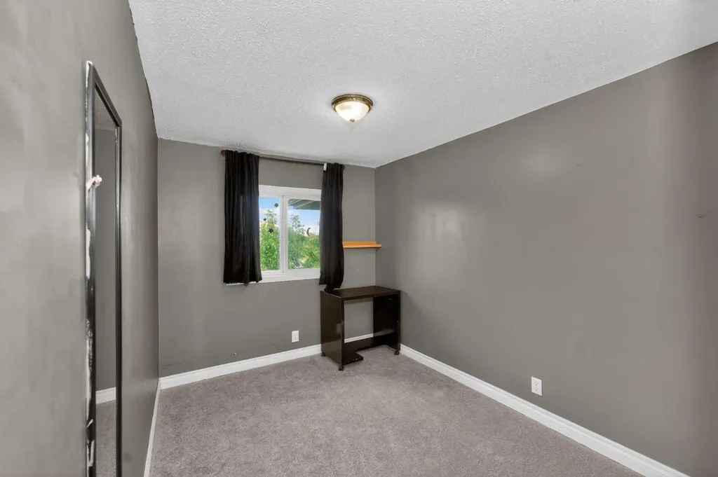 10 Falconer Terrace NE Calgary AB T3J 1W4
