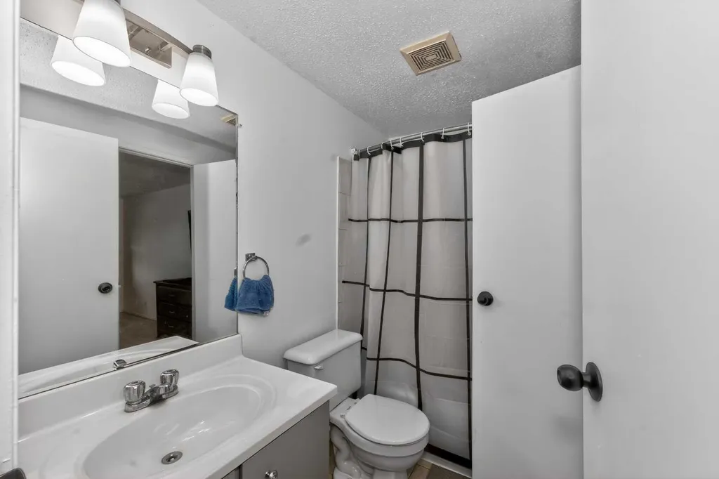 10 Falconer Terrace NE Calgary AB T3J 1W4