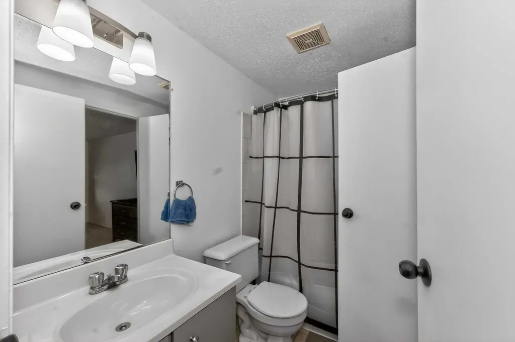 10 Falconer Terrace NE Calgary AB T3J 1W4