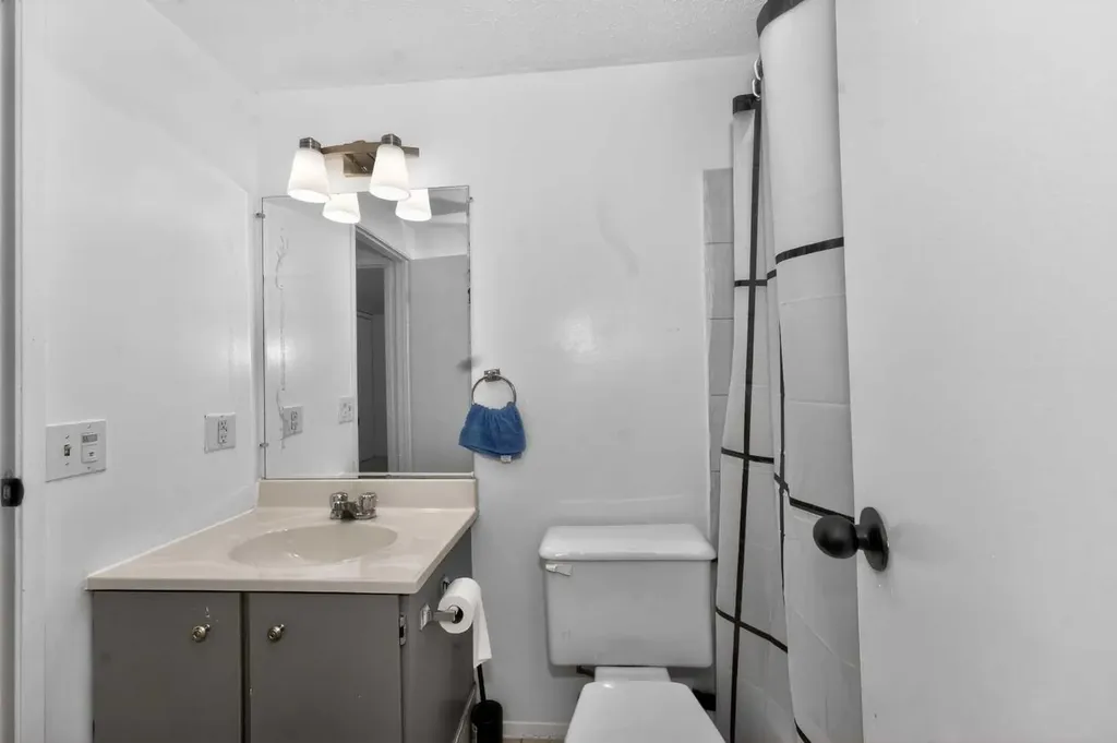 10 Falconer Terrace NE Calgary AB T3J 1W4