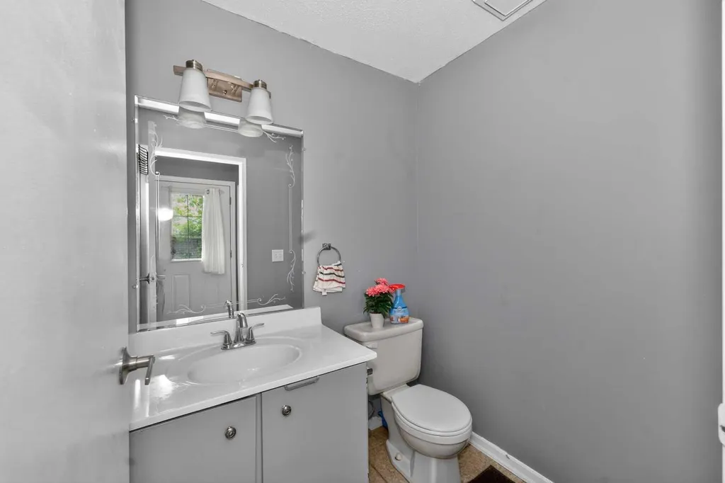 10 Falconer Terrace NE Calgary AB T3J 1W4