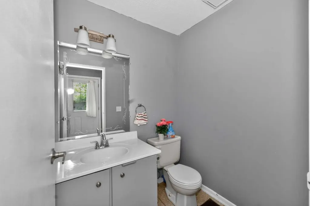 10 Falconer Terrace NE Calgary AB T3J 1W4