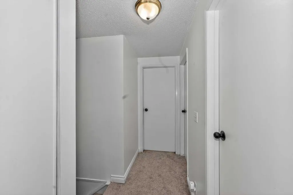 10 Falconer Terrace NE Calgary AB T3J 1W4