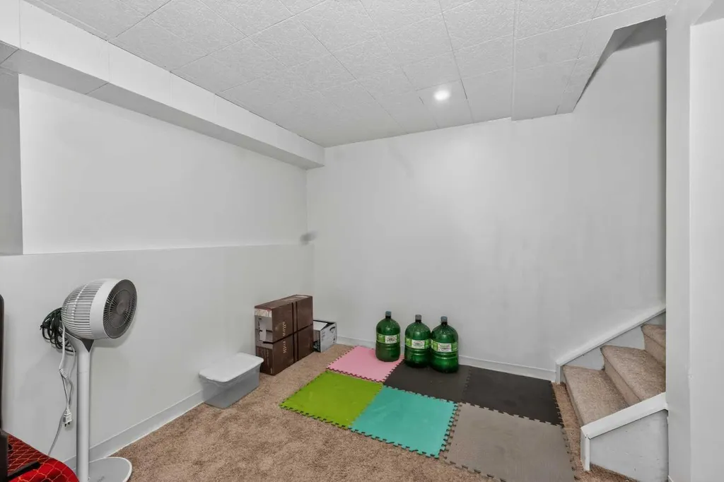 10 Falconer Terrace NE Calgary AB T3J 1W4