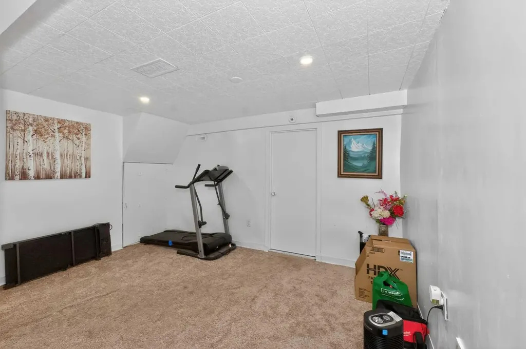 10 Falconer Terrace NE Calgary AB T3J 1W4