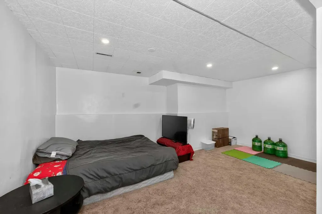 10 Falconer Terrace NE Calgary AB T3J 1W4