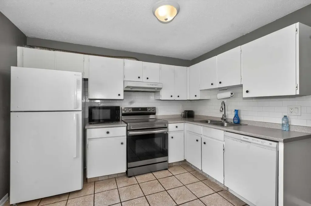 10 Falconer Terrace NE Calgary AB T3J 1W4