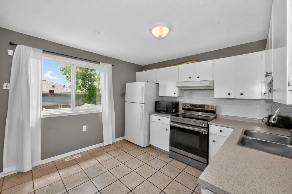 10 Falconer Terrace NE Calgary AB T3J 1W4