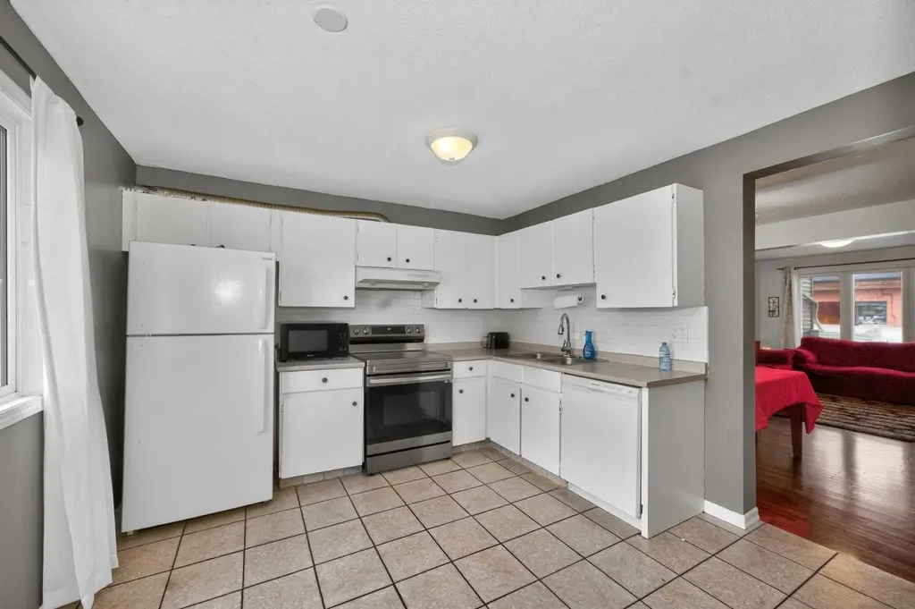 10 Falconer Terrace NE Calgary AB T3J 1W4