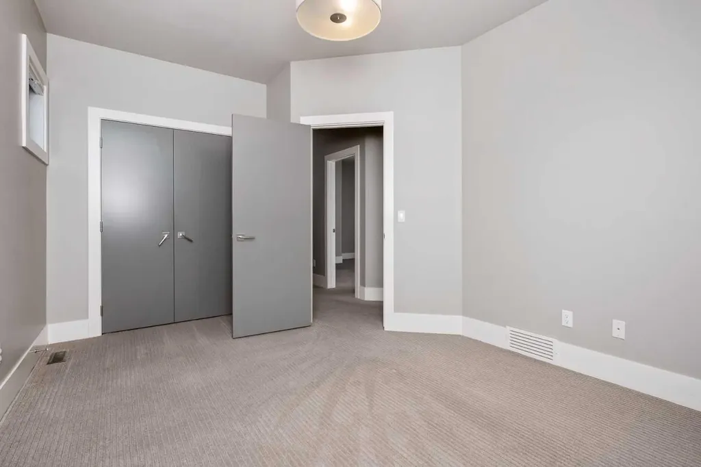 5024 21 Street SW Calgary AB T2T 5B8