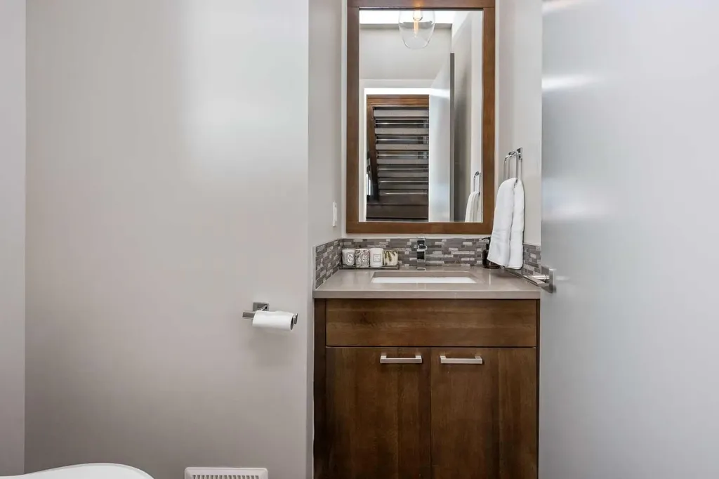 5024 21 Street SW Calgary AB T2T 5B8