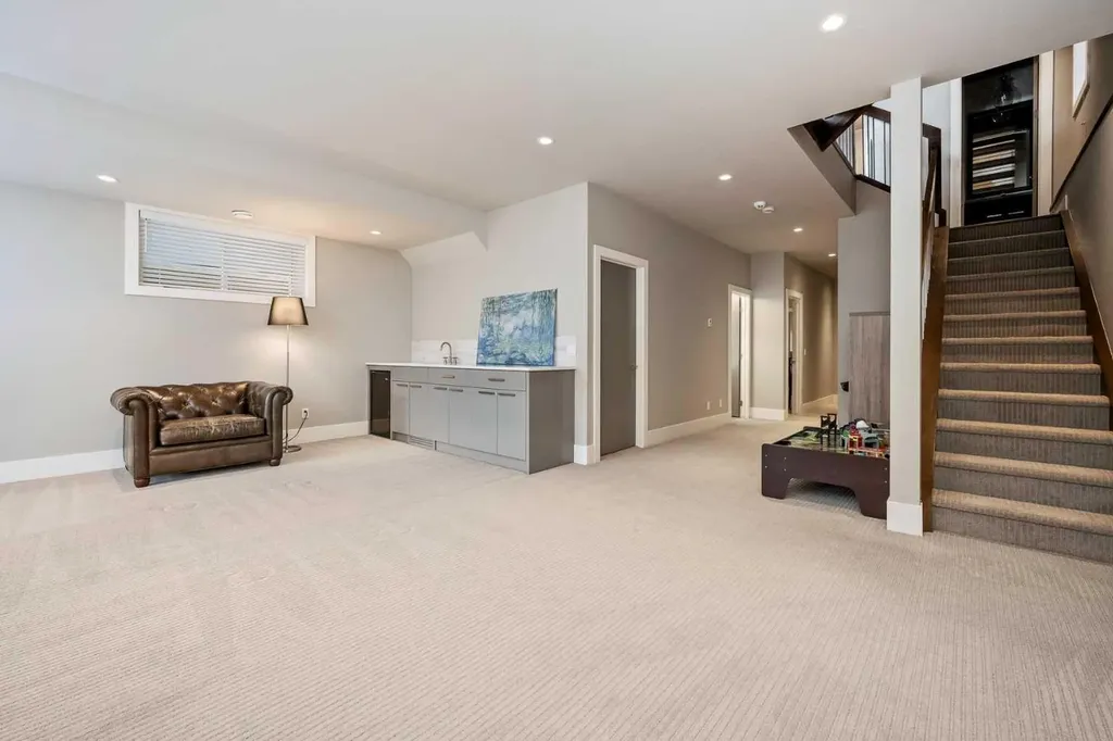 5024 21 Street SW Calgary AB T2T 5B8