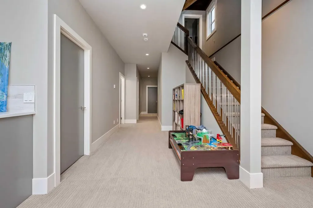5024 21 Street SW Calgary AB T2T 5B8