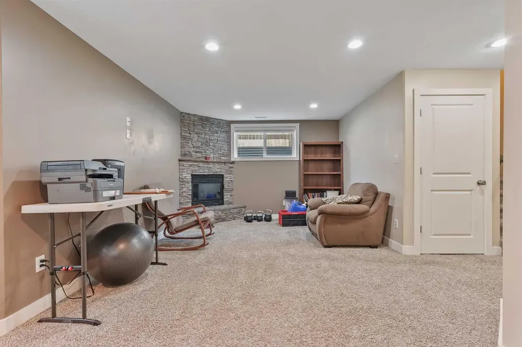 323 Mt Sundial Court W Lethbridge AB T1J 4S7
