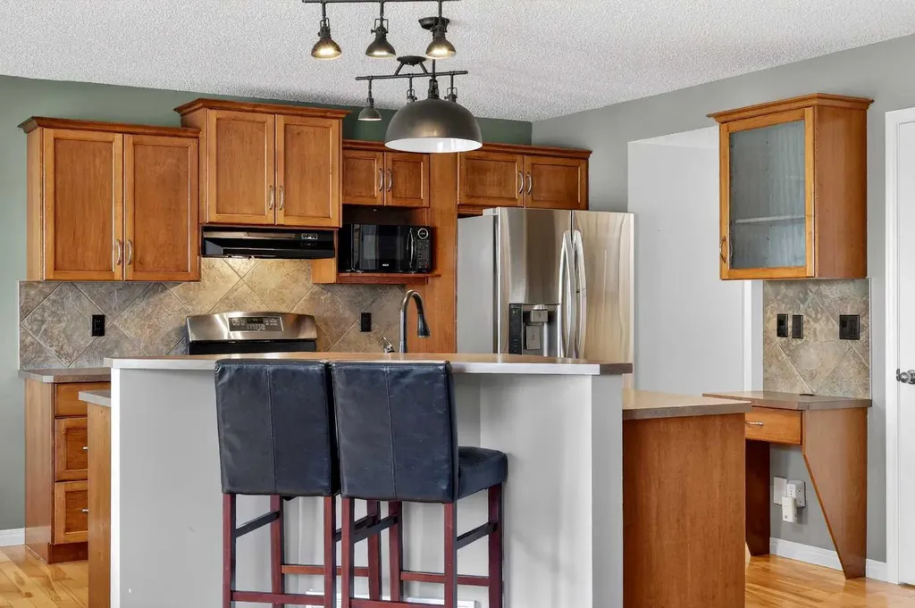 32 Everglen Grove SW Calgary AB T2Y 4Z3