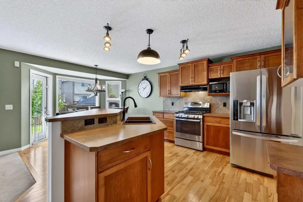32 Everglen Grove SW Calgary AB T2Y 4Z3