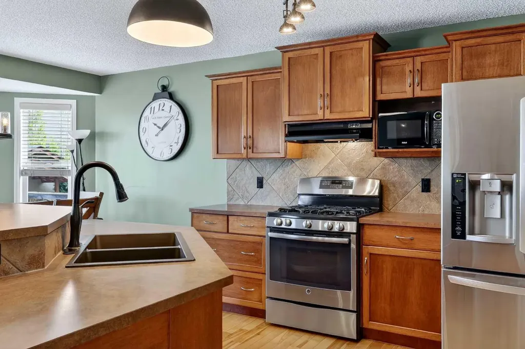 32 Everglen Grove SW Calgary AB T2Y 4Z3