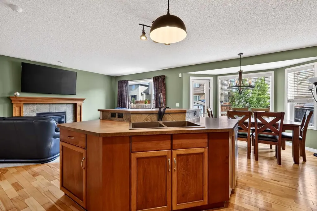 32 Everglen Grove SW Calgary AB T2Y 4Z3