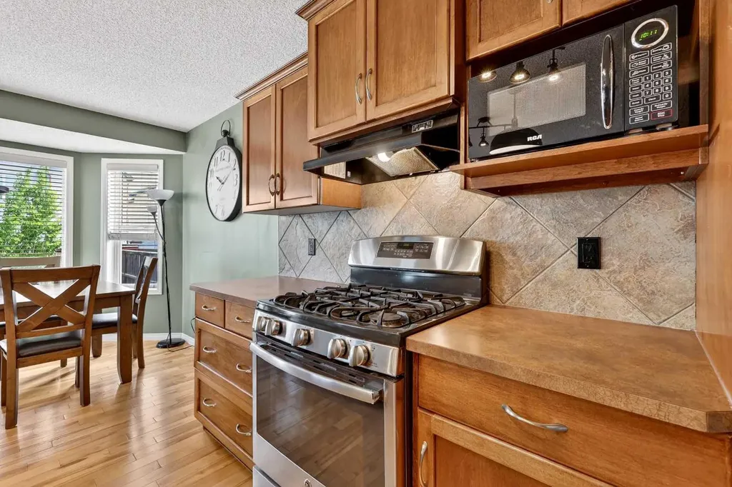 32 Everglen Grove SW Calgary AB T2Y 4Z3