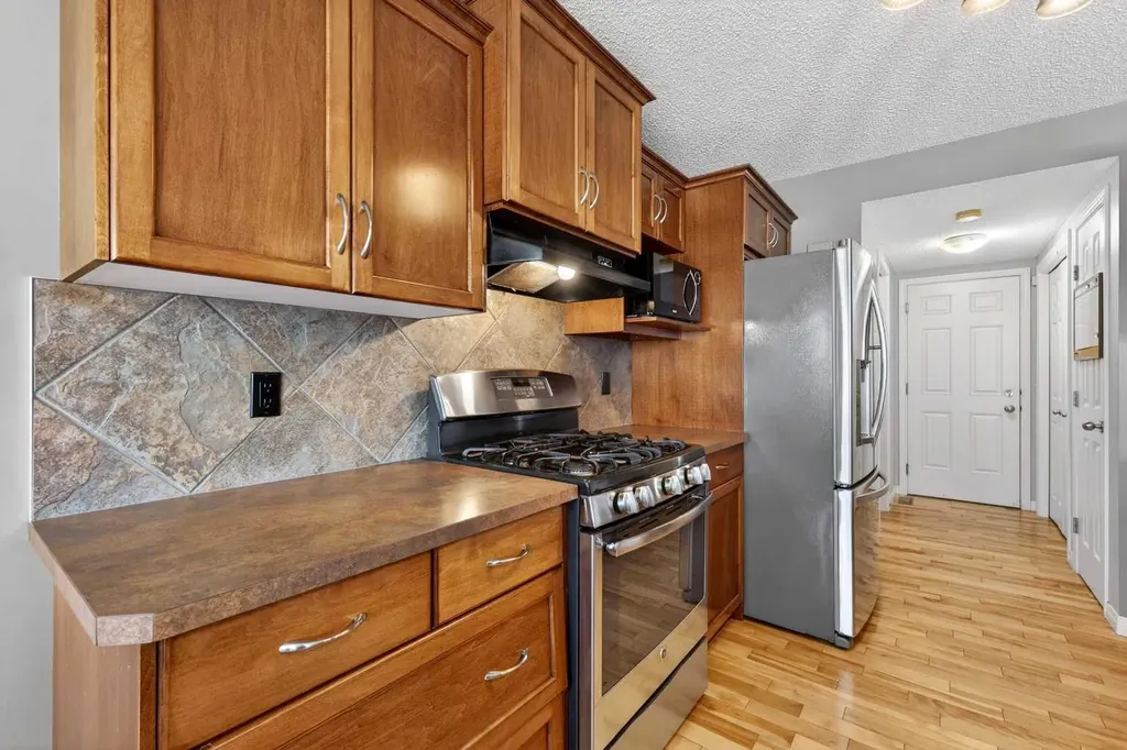 32 Everglen Grove SW Calgary AB T2Y 4Z3