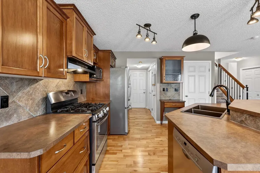 32 Everglen Grove SW Calgary AB T2Y 4Z3