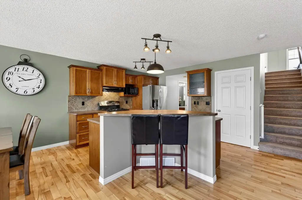 32 Everglen Grove SW Calgary AB T2Y 4Z3