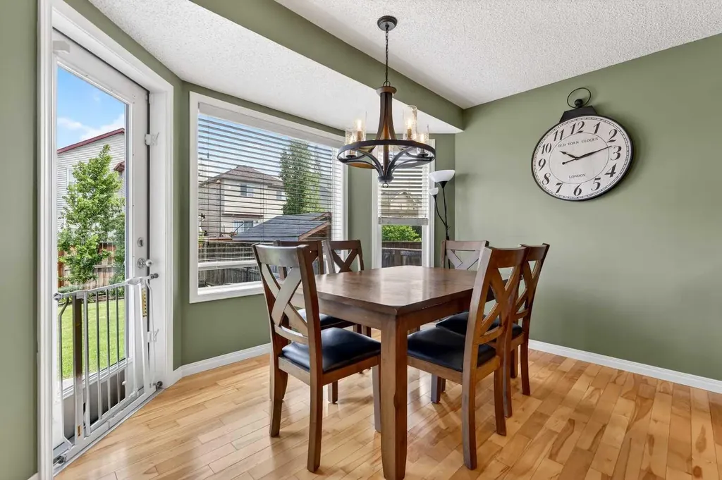 32 Everglen Grove SW Calgary AB T2Y 4Z3