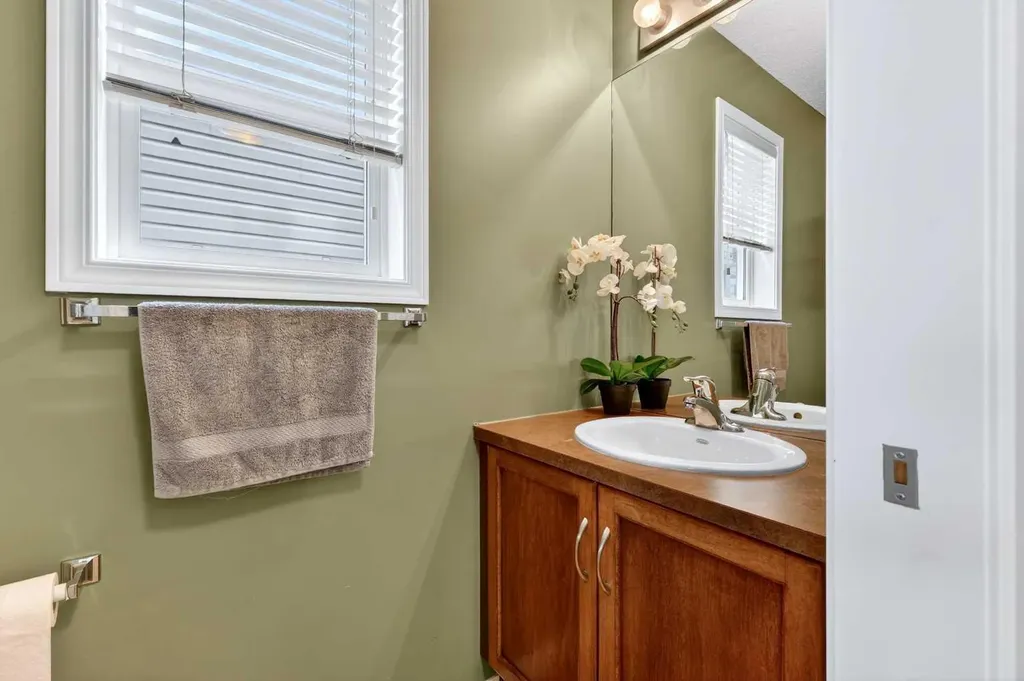 32 Everglen Grove SW Calgary AB T2Y 4Z3