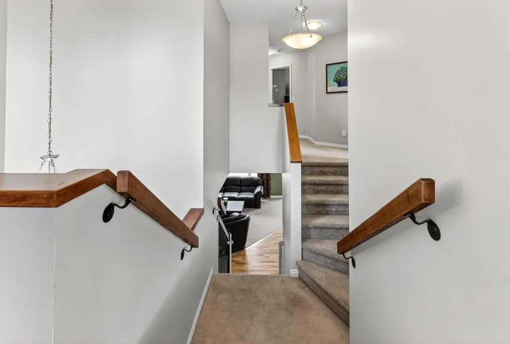32 Everglen Grove SW Calgary AB T2Y 4Z3