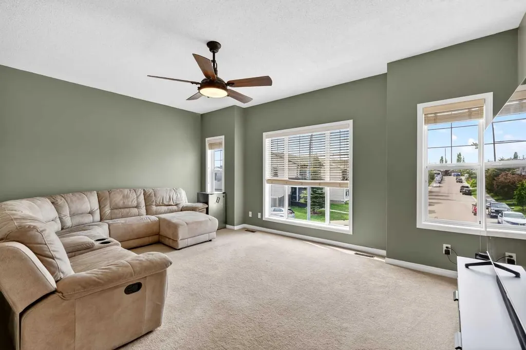 32 Everglen Grove SW Calgary AB T2Y 4Z3