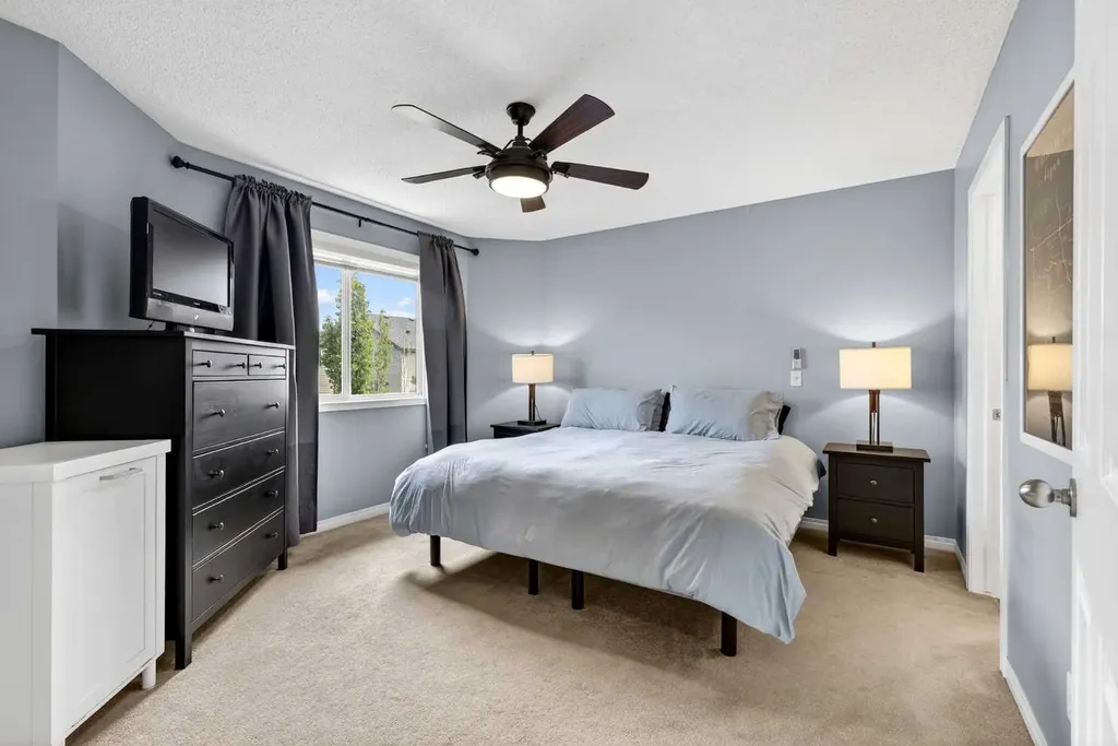 32 Everglen Grove SW Calgary AB T2Y 4Z3