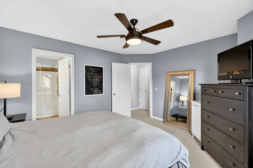 32 Everglen Grove SW Calgary AB T2Y 4Z3