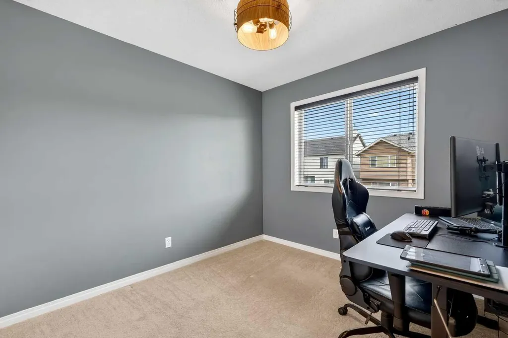 32 Everglen Grove SW Calgary AB T2Y 4Z3