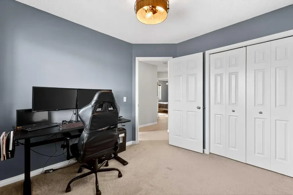 32 Everglen Grove SW Calgary AB T2Y 4Z3