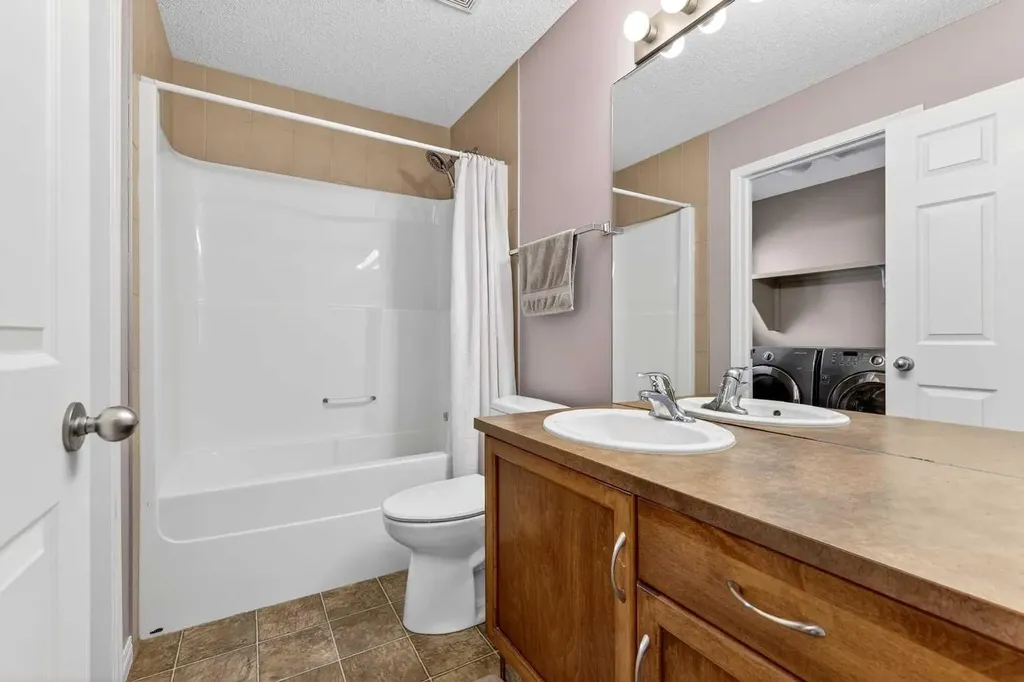 32 Everglen Grove SW Calgary AB T2Y 4Z3