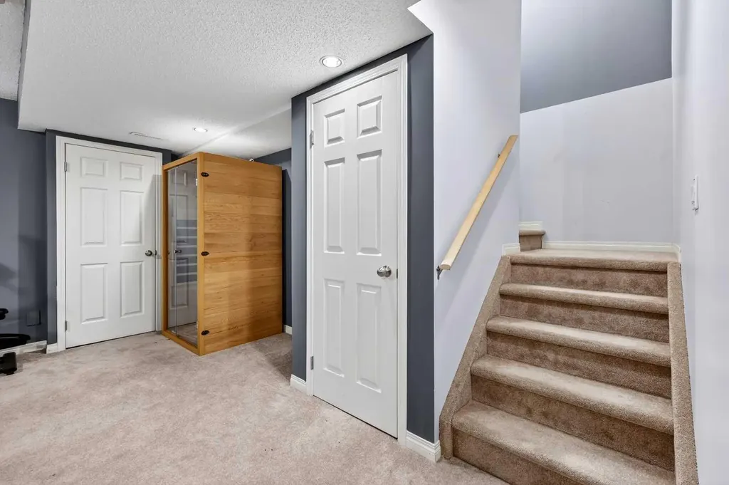 32 Everglen Grove SW Calgary AB T2Y 4Z3