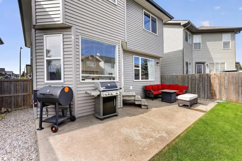 32 Everglen Grove SW Calgary AB T2Y 4Z3