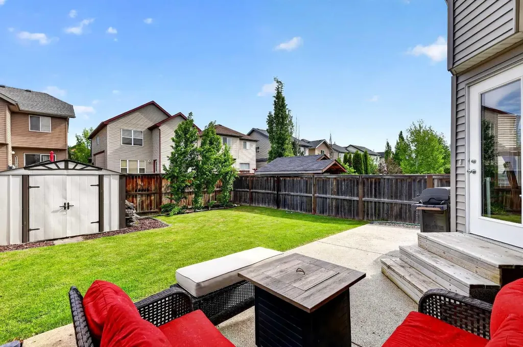 32 Everglen Grove SW Calgary AB T2Y 4Z3