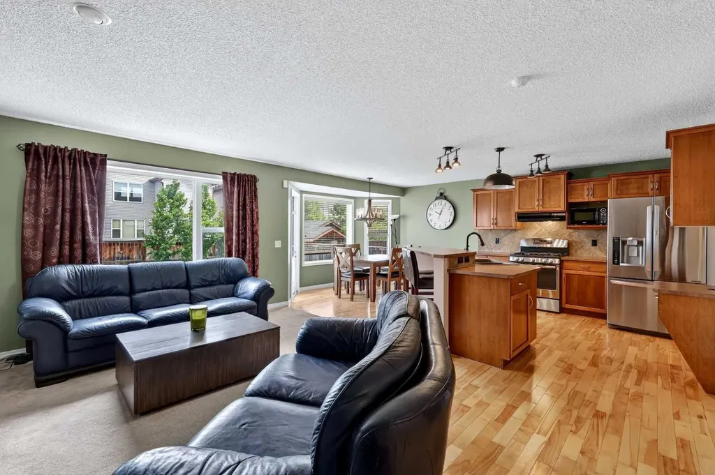 32 Everglen Grove SW Calgary AB T2Y 4Z3