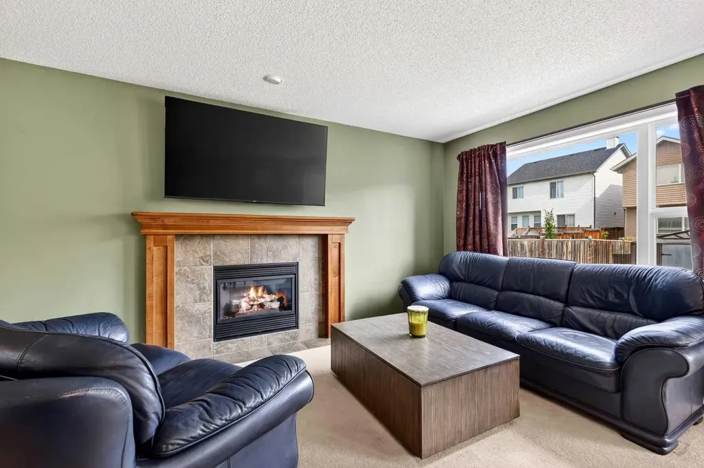 32 Everglen Grove SW Calgary AB T2Y 4Z3