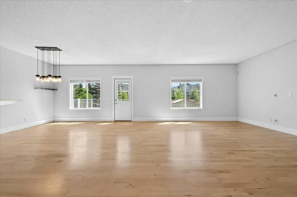 18 Cougarstone Bay SW Calgary AB T3H 4Z4