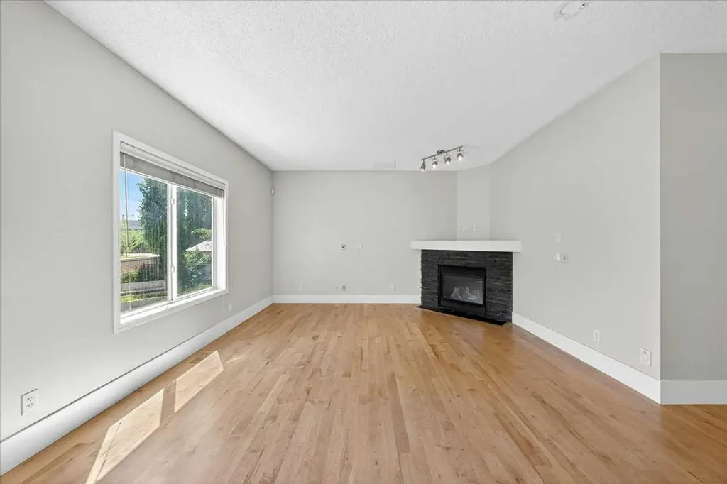 18 Cougarstone Bay SW Calgary AB T3H 4Z4