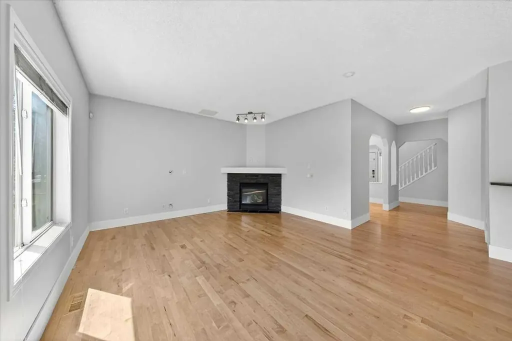 18 Cougarstone Bay SW Calgary AB T3H 4Z4