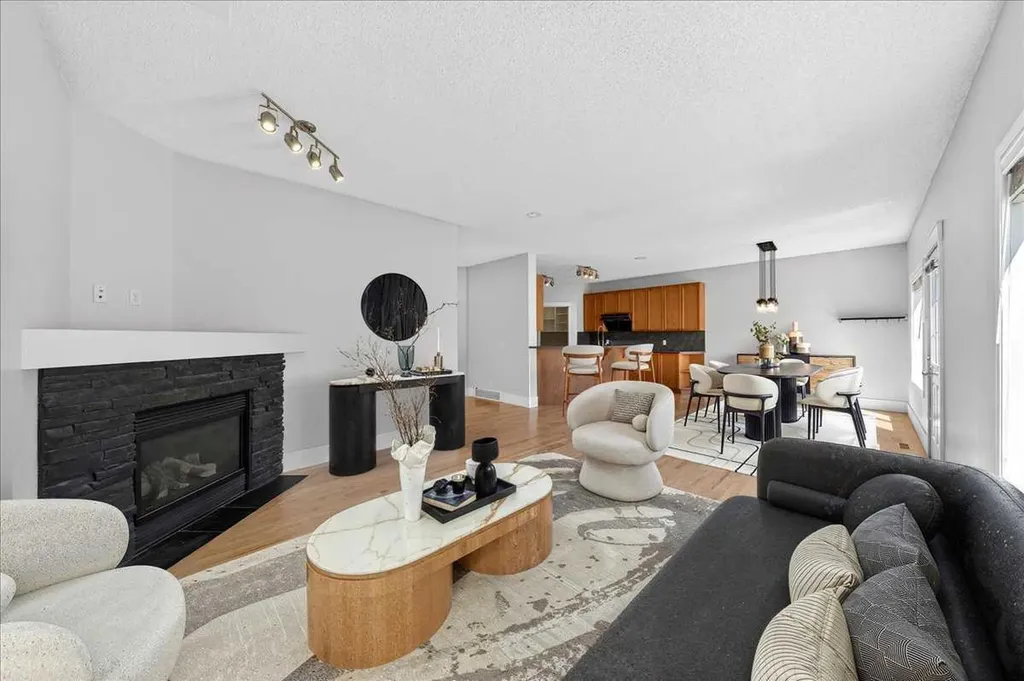 18 Cougarstone Bay SW Calgary AB T3H 4Z4