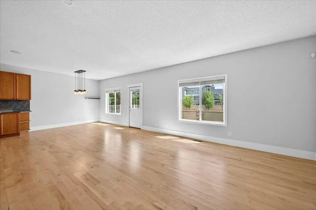 18 Cougarstone Bay SW Calgary AB T3H 4Z4