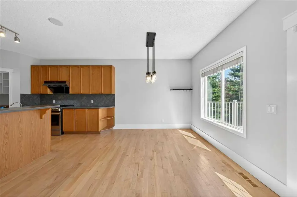 18 Cougarstone Bay SW Calgary AB T3H 4Z4