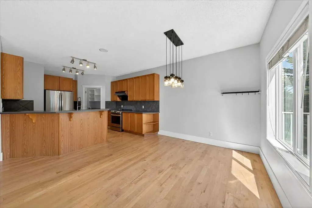 18 Cougarstone Bay SW Calgary AB T3H 4Z4