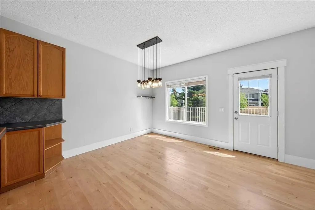 18 Cougarstone Bay SW Calgary AB T3H 4Z4