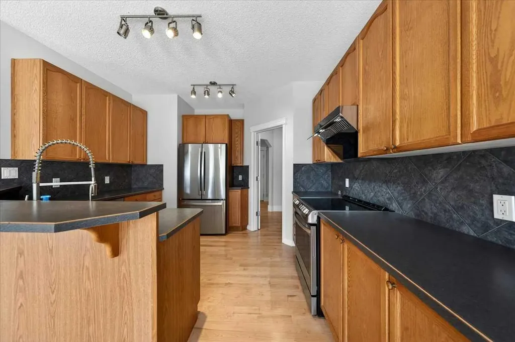18 Cougarstone Bay SW Calgary AB T3H 4Z4
